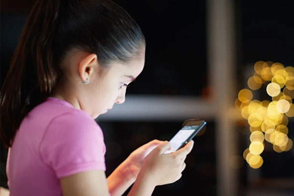 Parenting | ಸಣ್ಣಪುಟ್ಟ ವಿಷಯಕ್ಕೂ ಮಕ್ಕಳ ಕೈಗೆ ಫೋನ್ ಕೊಡ್ತೀರಾ? ಅವರ ಭವಿಷ್ಯ ನೀವೇ ನಾಶ ಮಾಡ್ತಿದ್ದೀರಾ ಅಂತ ಅರ್ಥ!